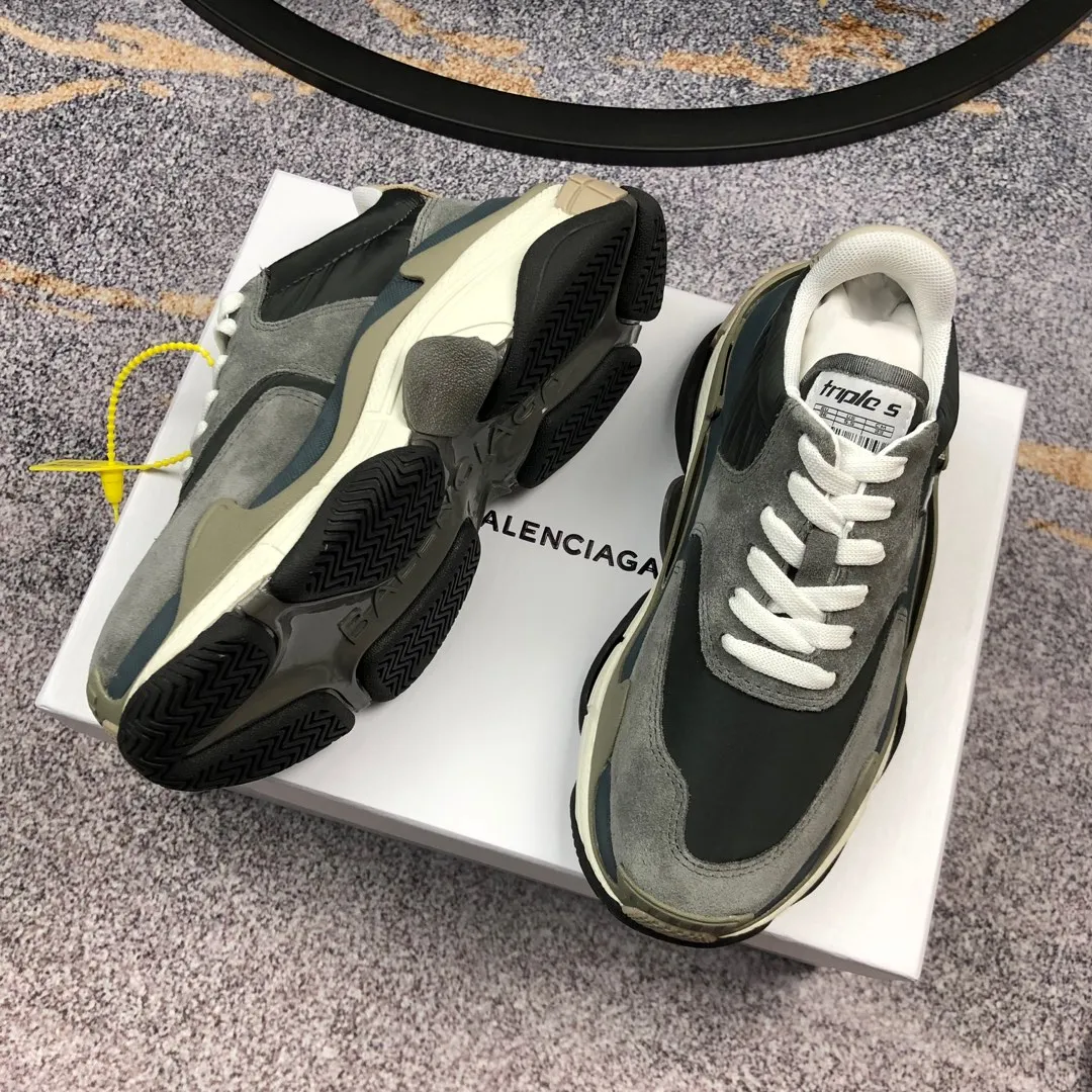 👟👟Ex-factory price 800👟👟 Balenciaga second generation 17 colors🖤 Balenciaga Triple-s Balenciaga-dad shoes. The world’s most popular retro jogging shoes 🔥. 🔺Retro distressed craftsmanship ~ original combination sole, heavy craftsmanship, not a low-end 2-layer combination sole! The upper is made of imported parachute cloth spliced ​​with nubuck matte, priced at 24 yuan per foot, which is different from the ordinary canvas on the market! The back is covered with cowhide high-frequency embossing! ⚠️When purchasing authentic products at the counter, I specifically asked the clerk about the materials. Size: 35-41 yards, men’s size 39-45, matching cloth bag, shoelaces, complete certificate of certification/men’s model will be notified later.